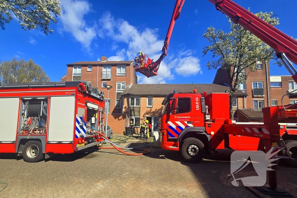 Brandweer schaalt op bij woningbrand