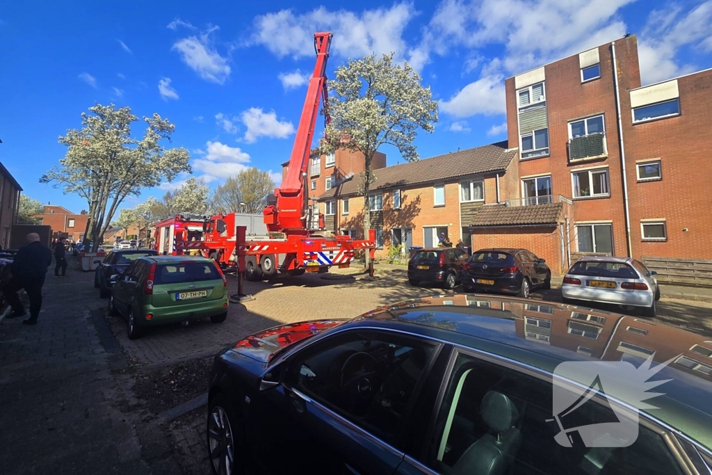 Brandweer schaalt op bij woningbrand