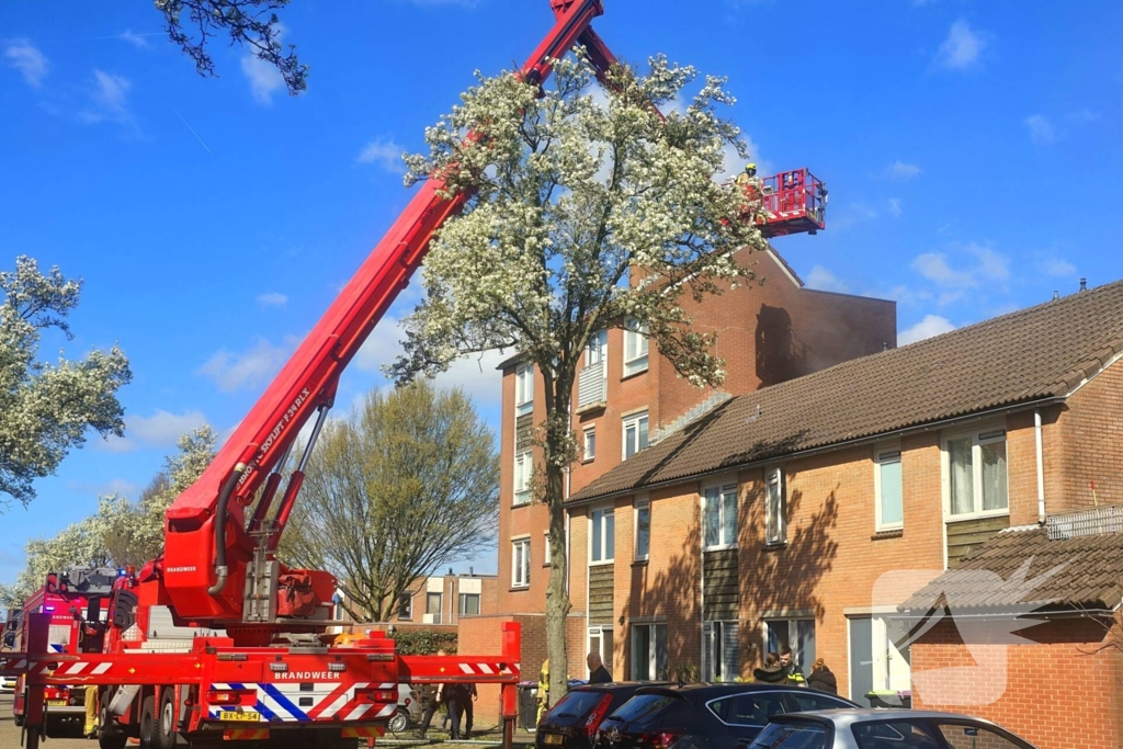 Brandweer schaalt op bij woningbrand