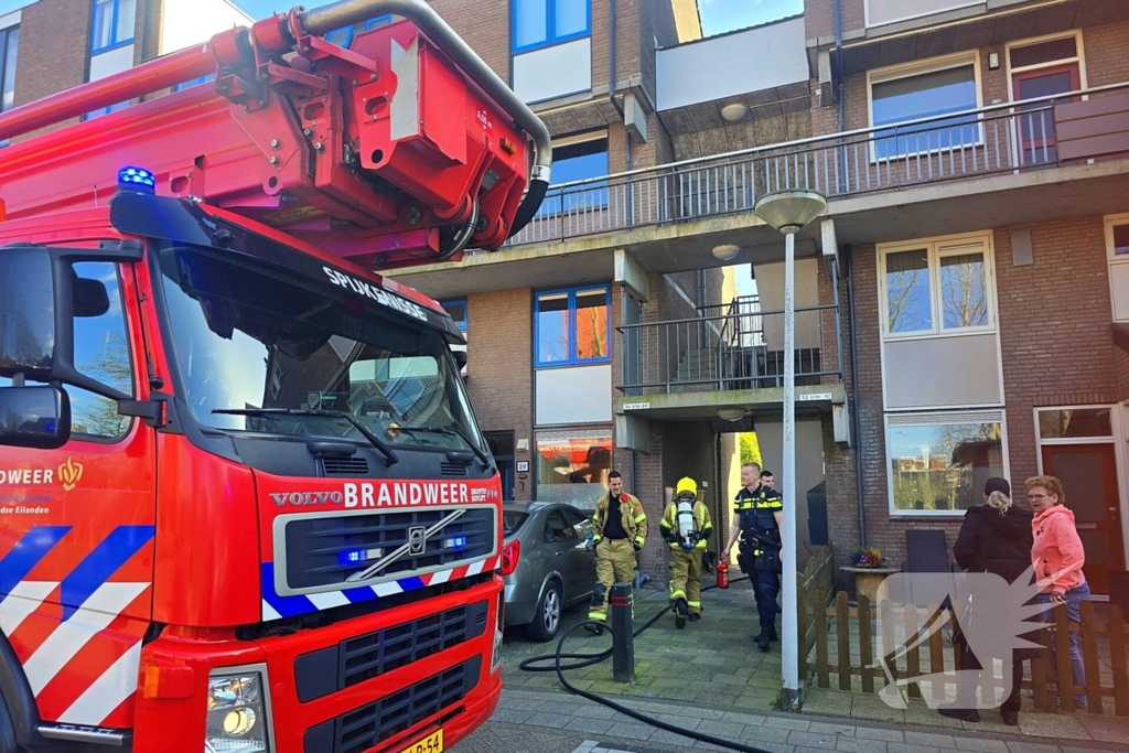 Brand in portiekflat snel onder controle