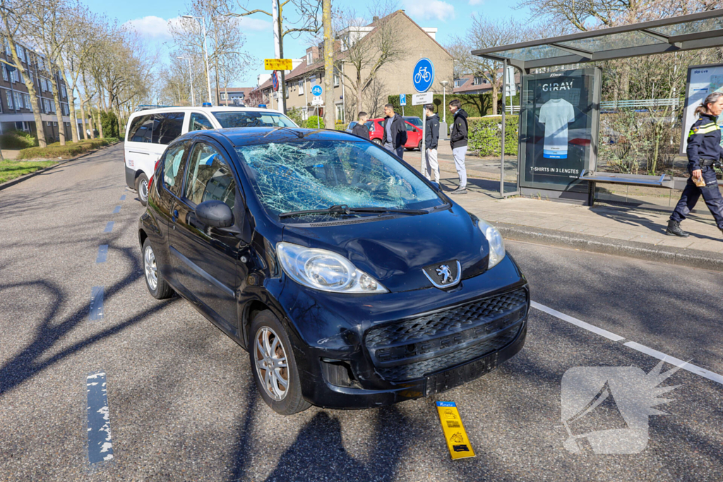 Overstekende voetgangen geschept door auto