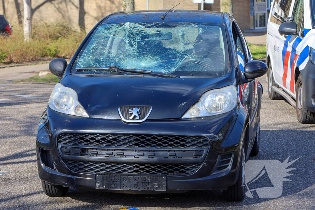 Overstekende voetgangen geschept door auto
