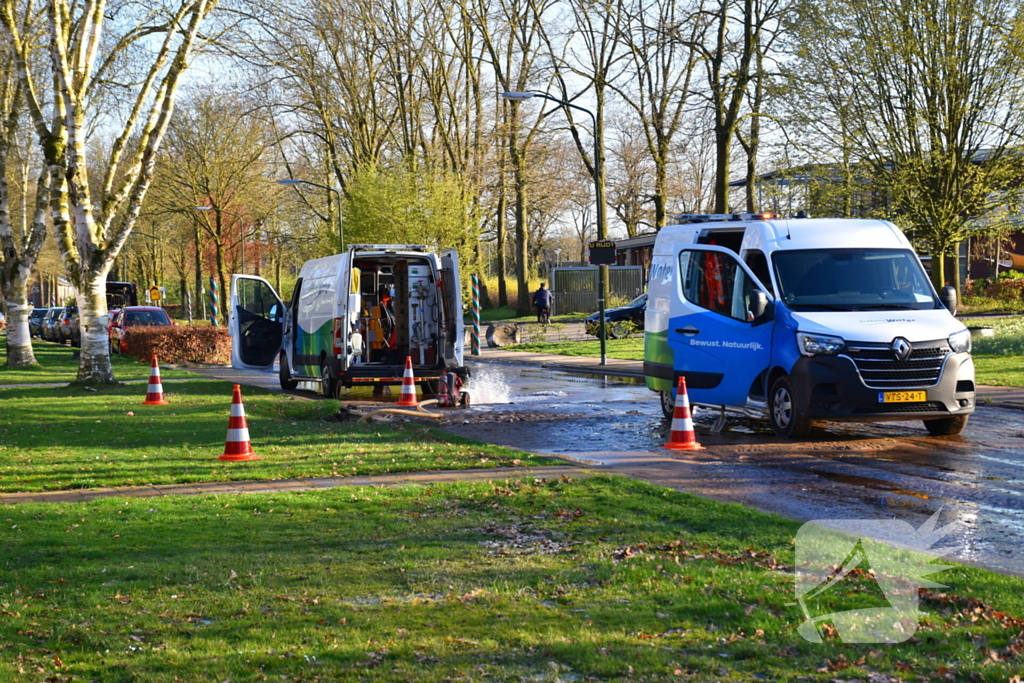 Straten onder water door gesprongen waterleiding