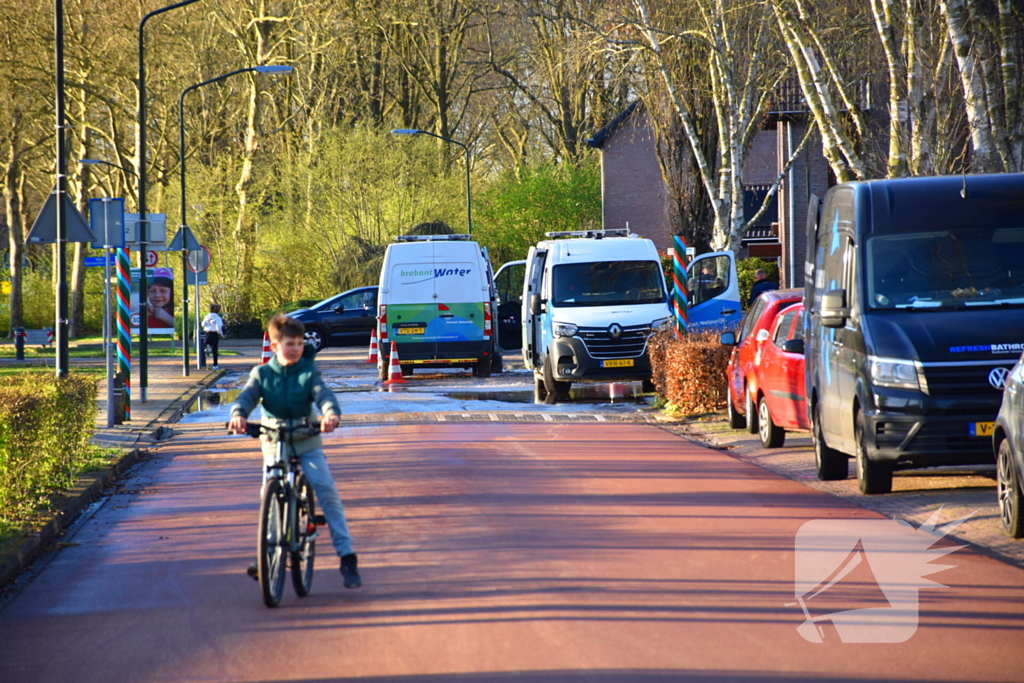Straten onder water door gesprongen waterleiding