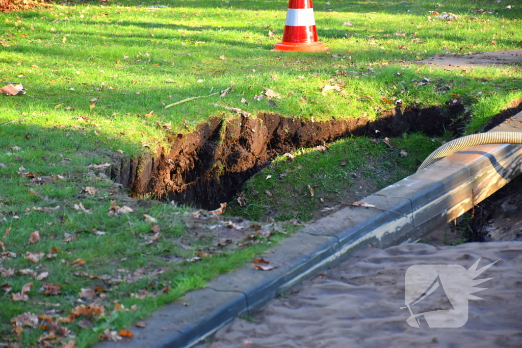 Straten onder water door gesprongen waterleiding