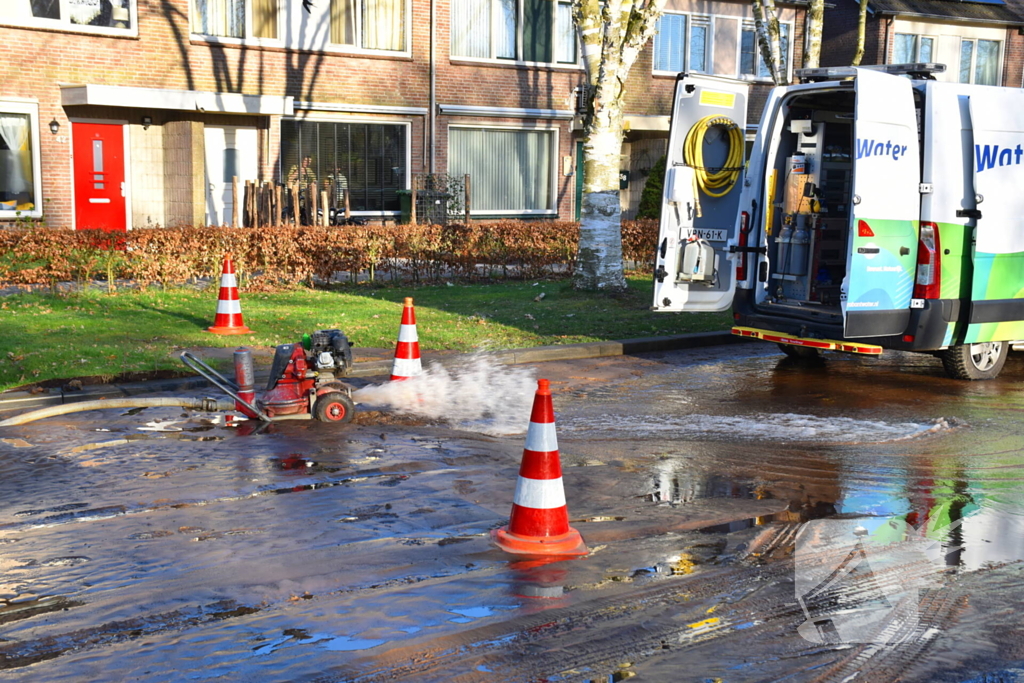 Straten onder water door gesprongen waterleiding