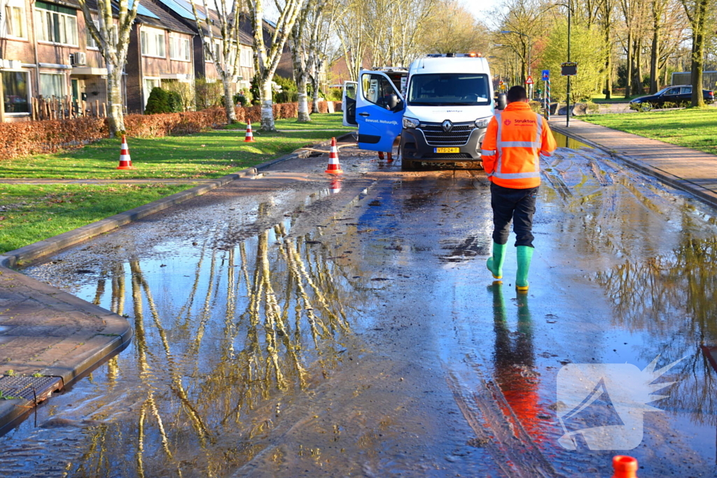 Straten onder water door gesprongen waterleiding