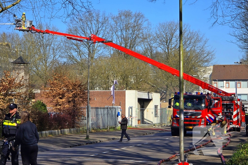 Brandweer groots ingezet bij brand in gebouw