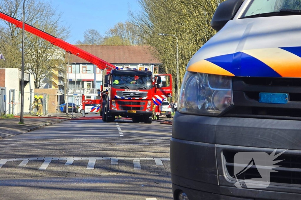 Brandweer groots ingezet bij brand in gebouw