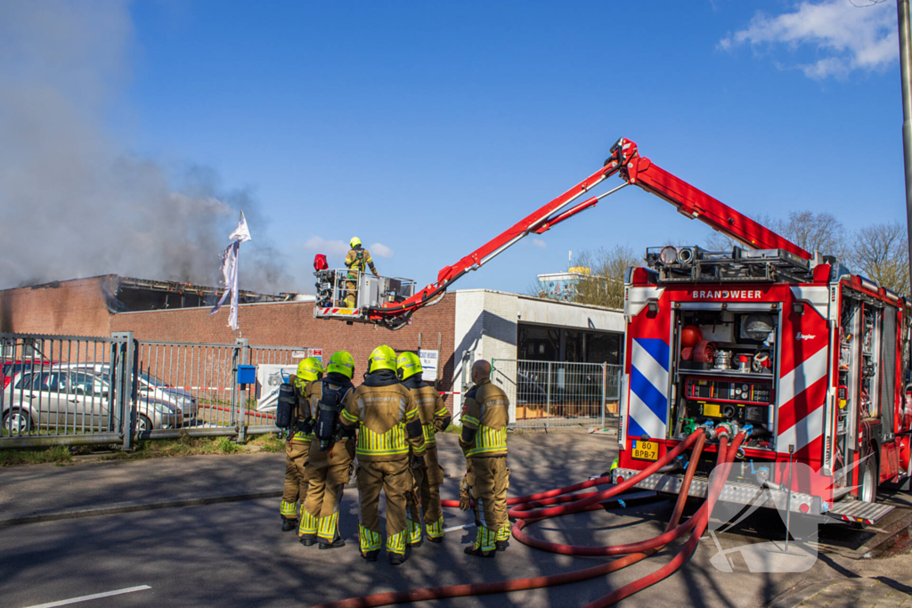 Brandweer groots ingezet bij brand in gebouw