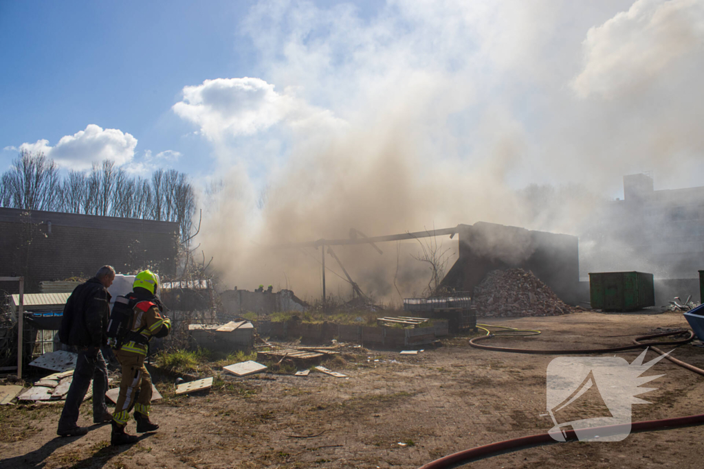 Brandweer groots ingezet bij brand in gebouw