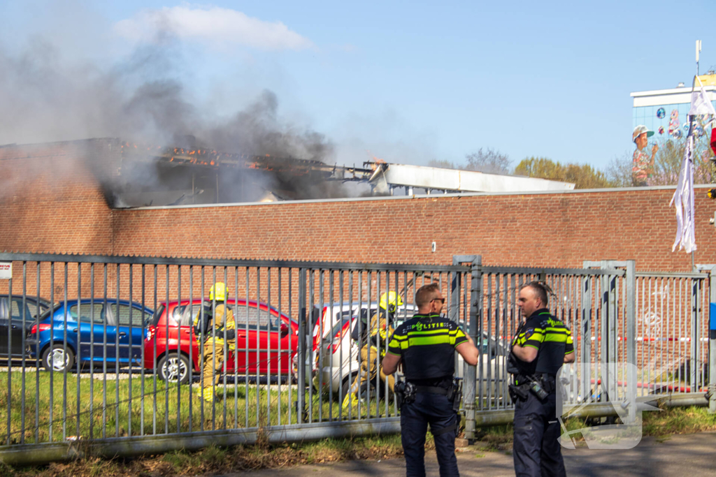 Brandweer groots ingezet bij brand in gebouw