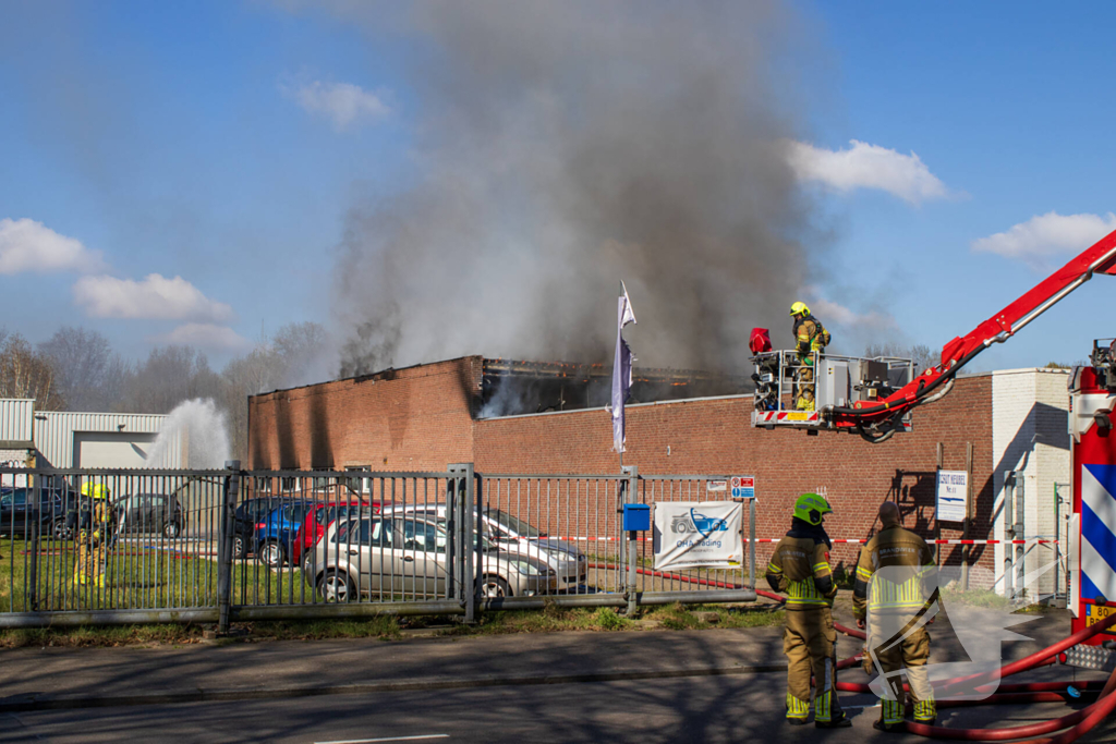 Brandweer groots ingezet bij brand in gebouw