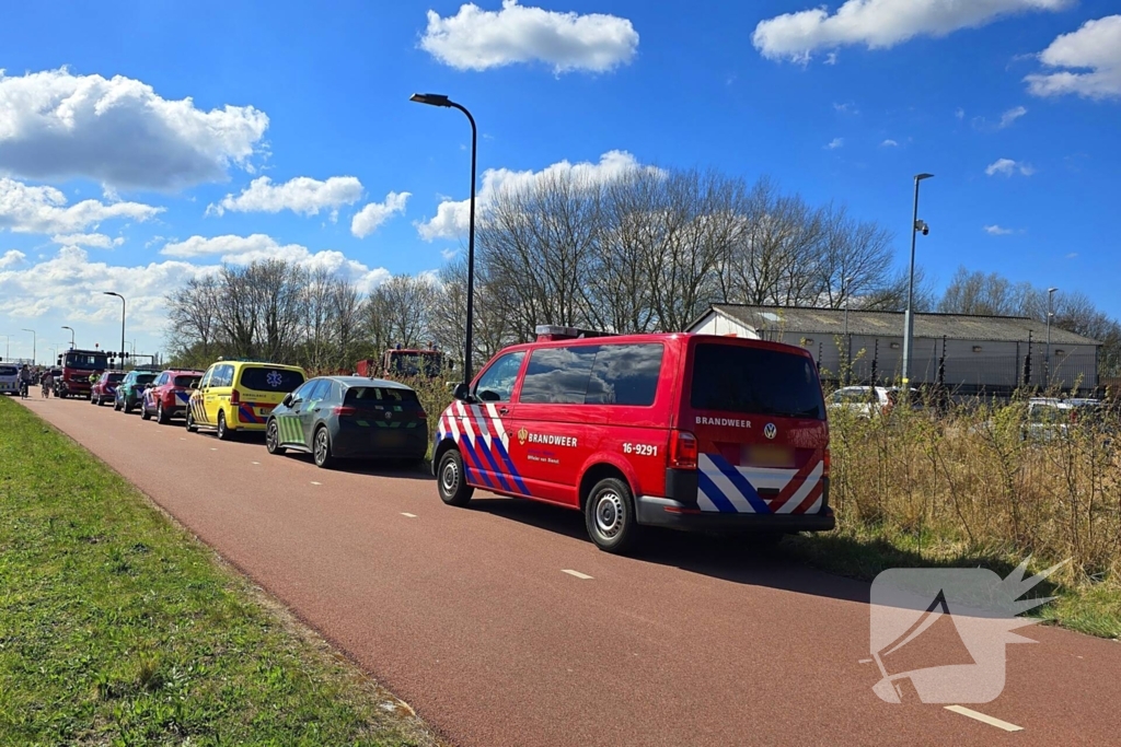 Afgebrokkelde kant van Valkenburgsemeer bedreigt gas en elektra leding