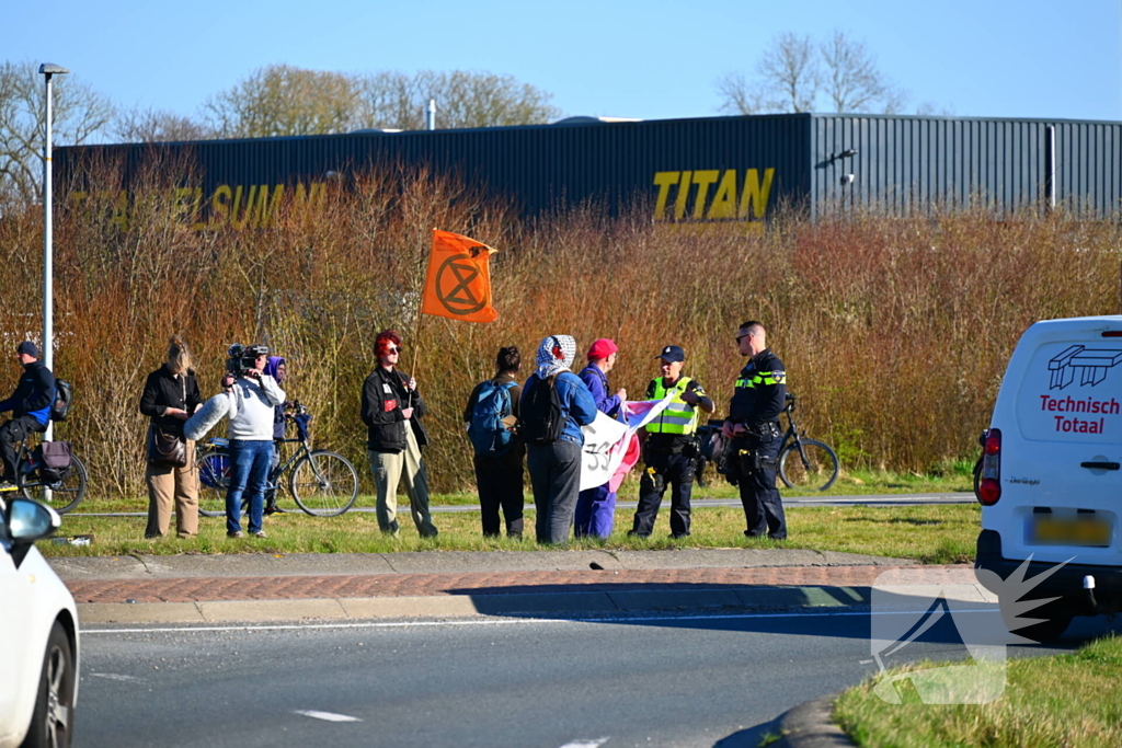 Extinction Rebellion demonstreerd bij vliegbasis