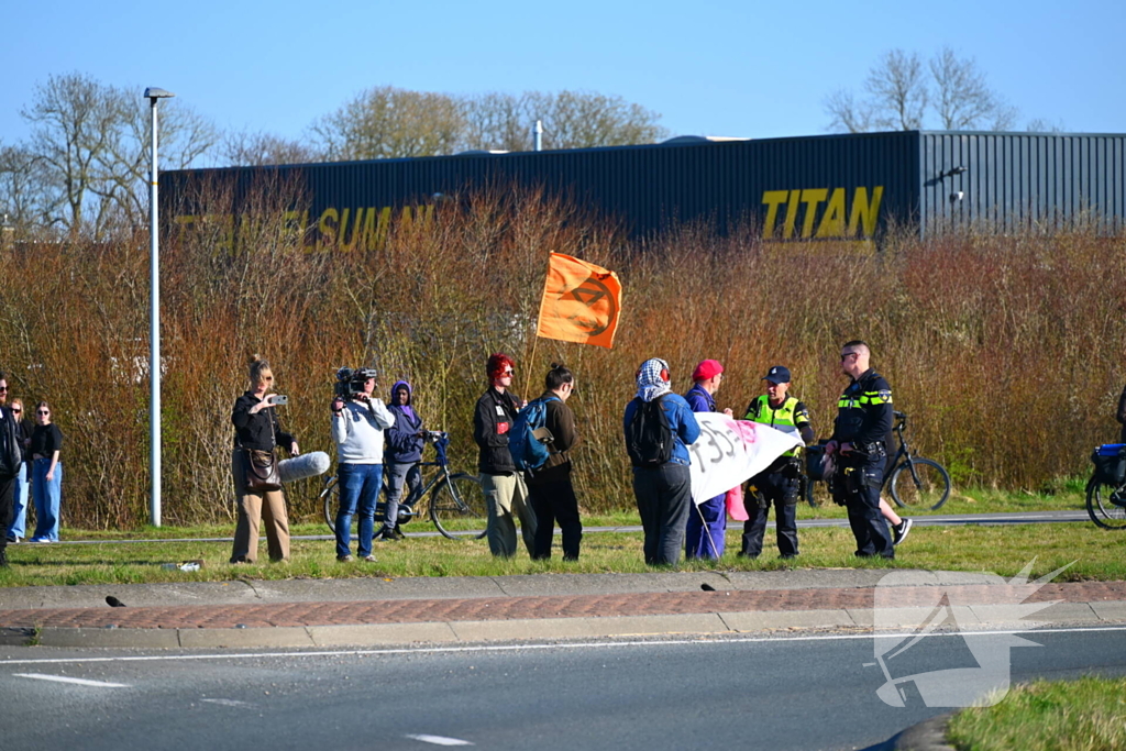 Extinction Rebellion demonstreerd bij vliegbasis