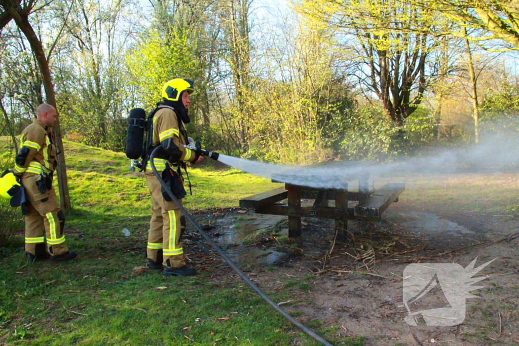 Picknicktafel in brand