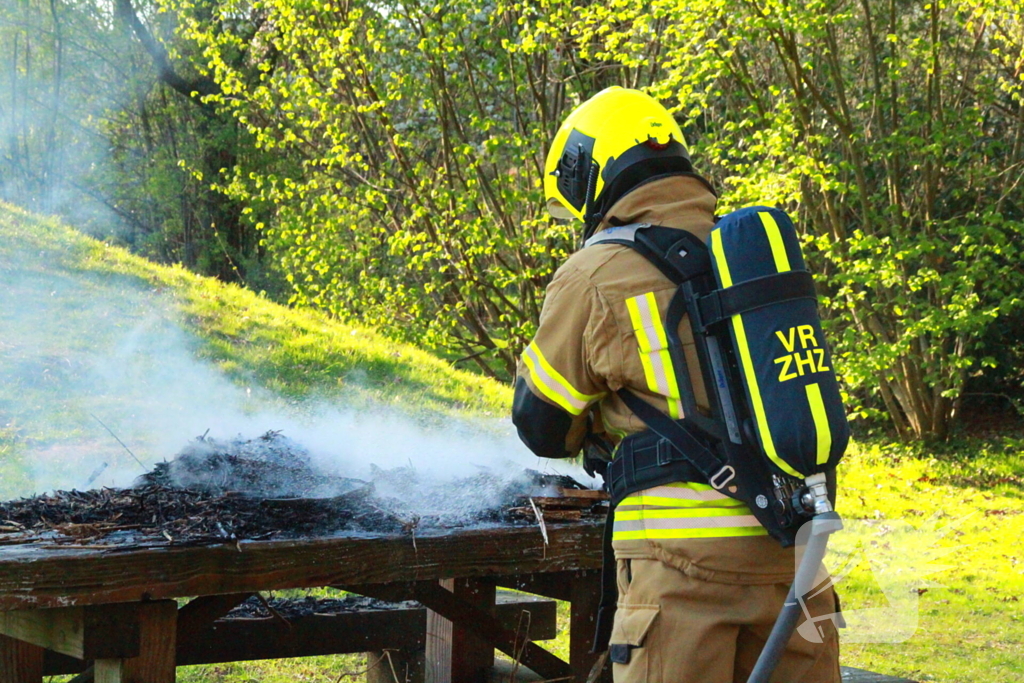 Picknicktafel in brand