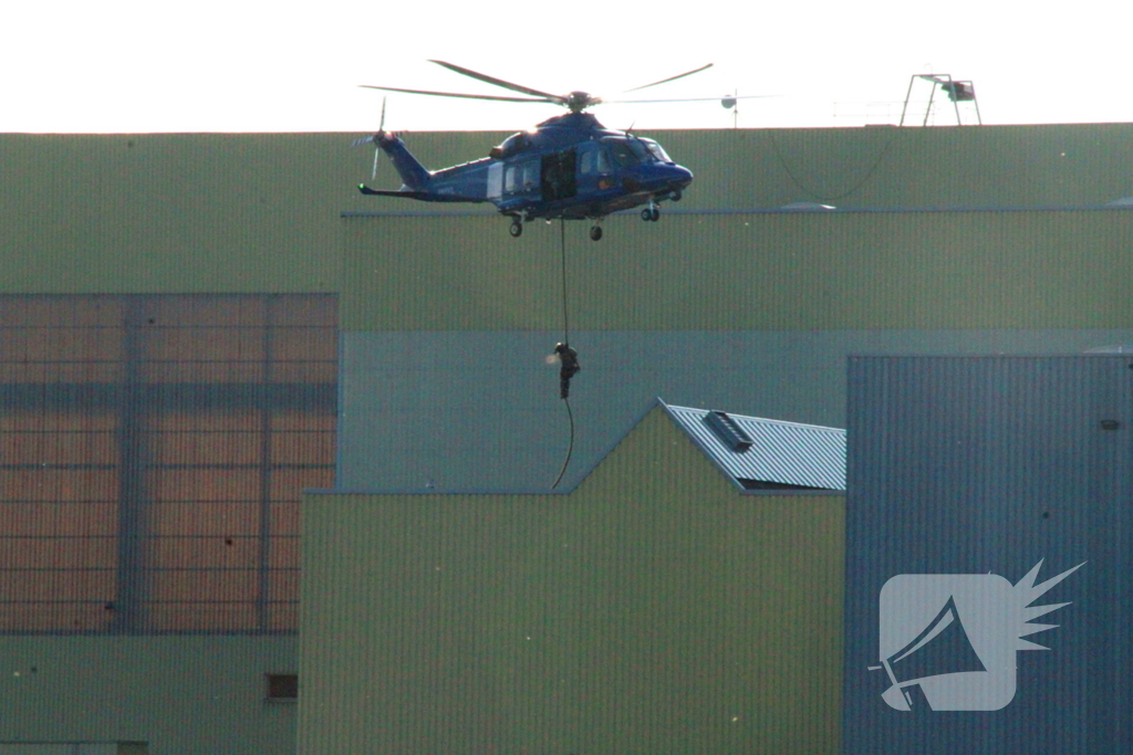Arrestatieteam oefent op haventerrein