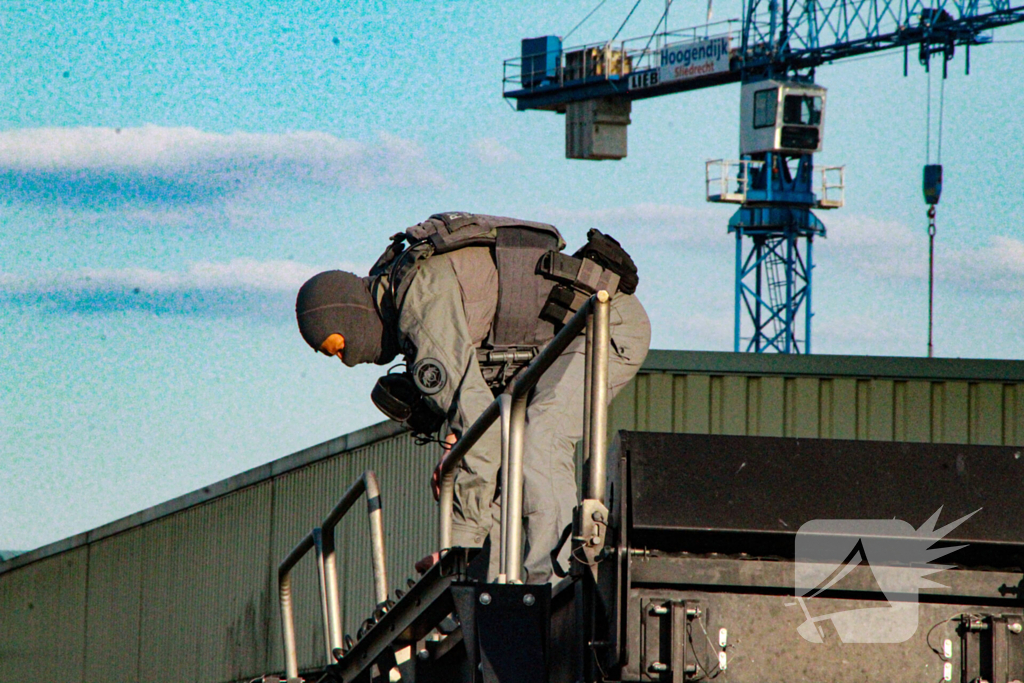 Arrestatieteam oefent op haventerrein