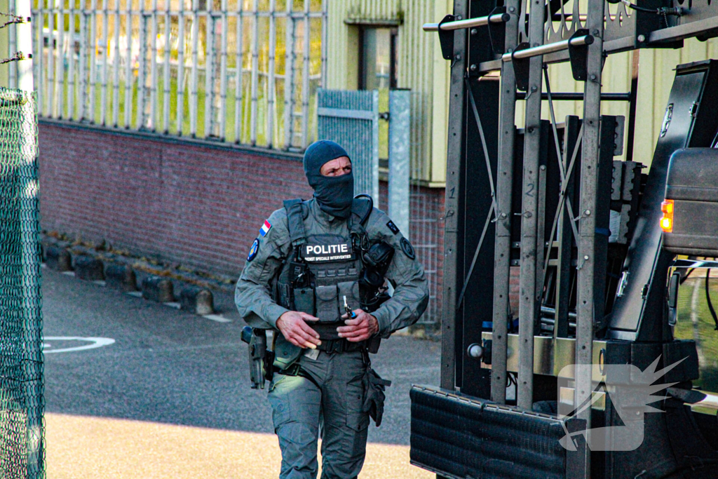 Arrestatieteam oefent op haventerrein