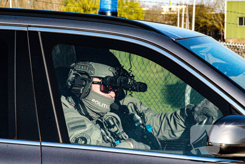 Arrestatieteam oefent op haventerrein