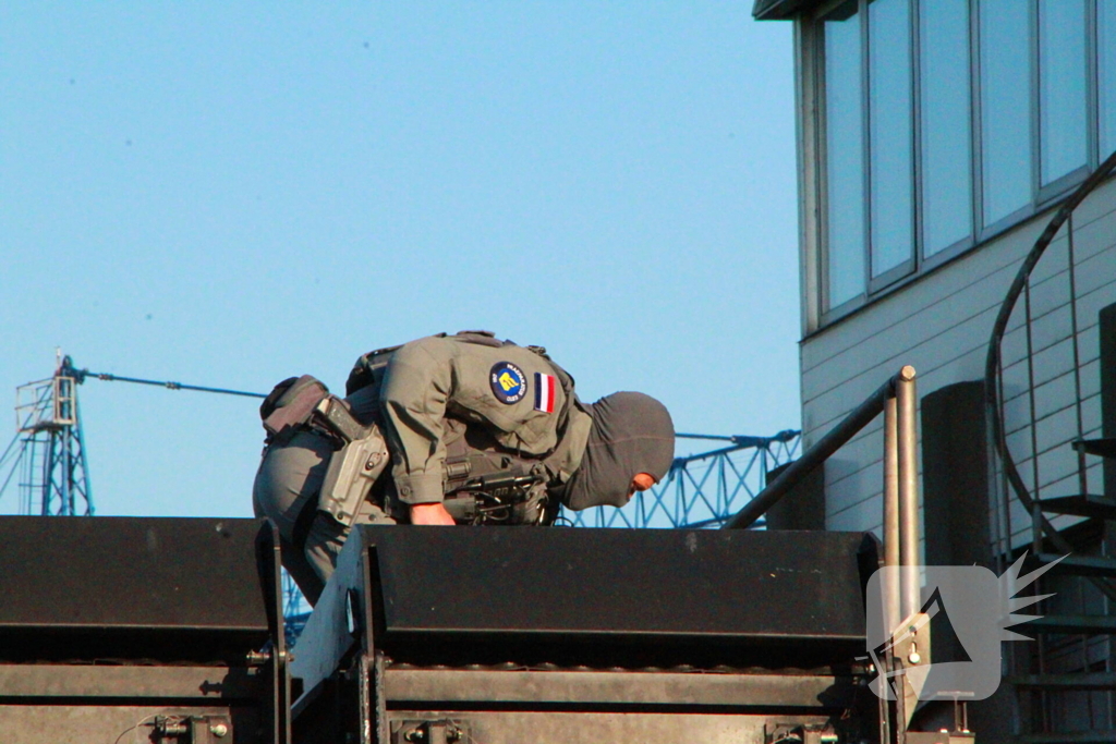 Arrestatieteam oefent op haventerrein