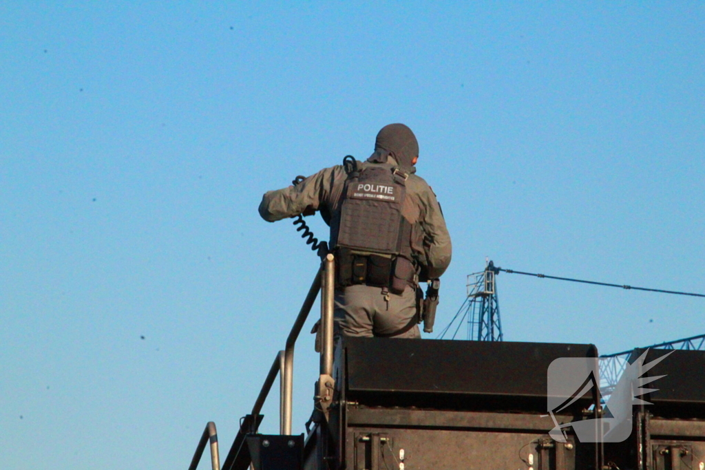 Arrestatieteam oefent op haventerrein