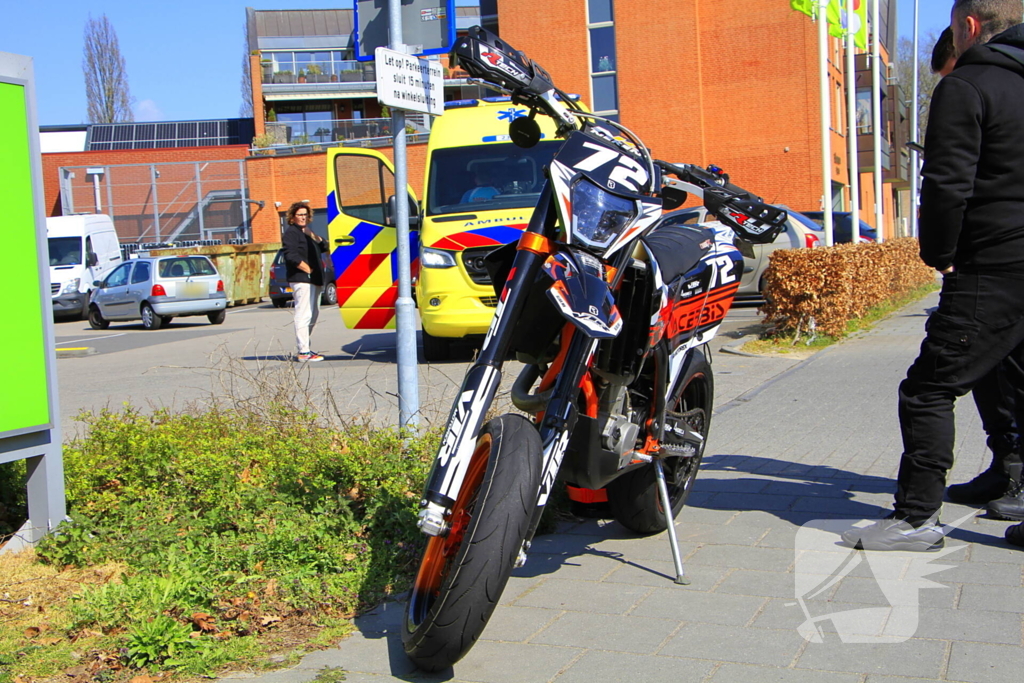 Motorrijder en fietser met elkaar in botsing