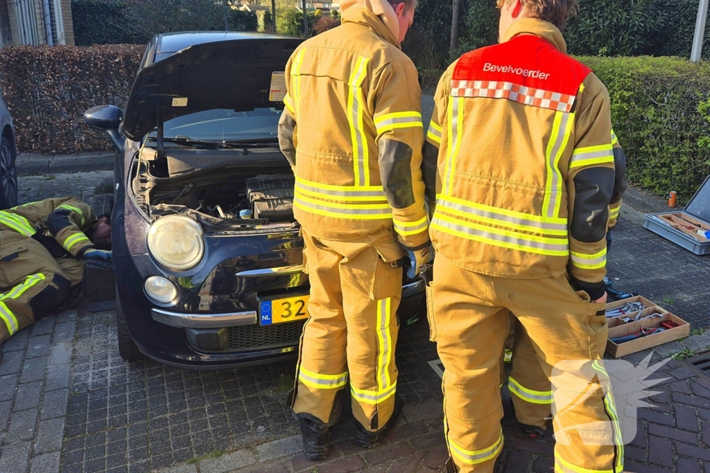 Brandweer bevrijdt kat uit motorkap