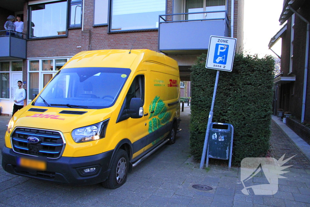 DHL-bezorger rijdt zichzelf vast onder appartementen