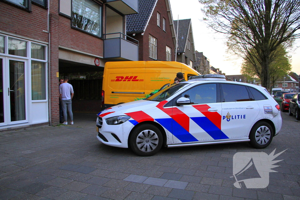 DHL-bezorger rijdt zichzelf vast onder appartementen