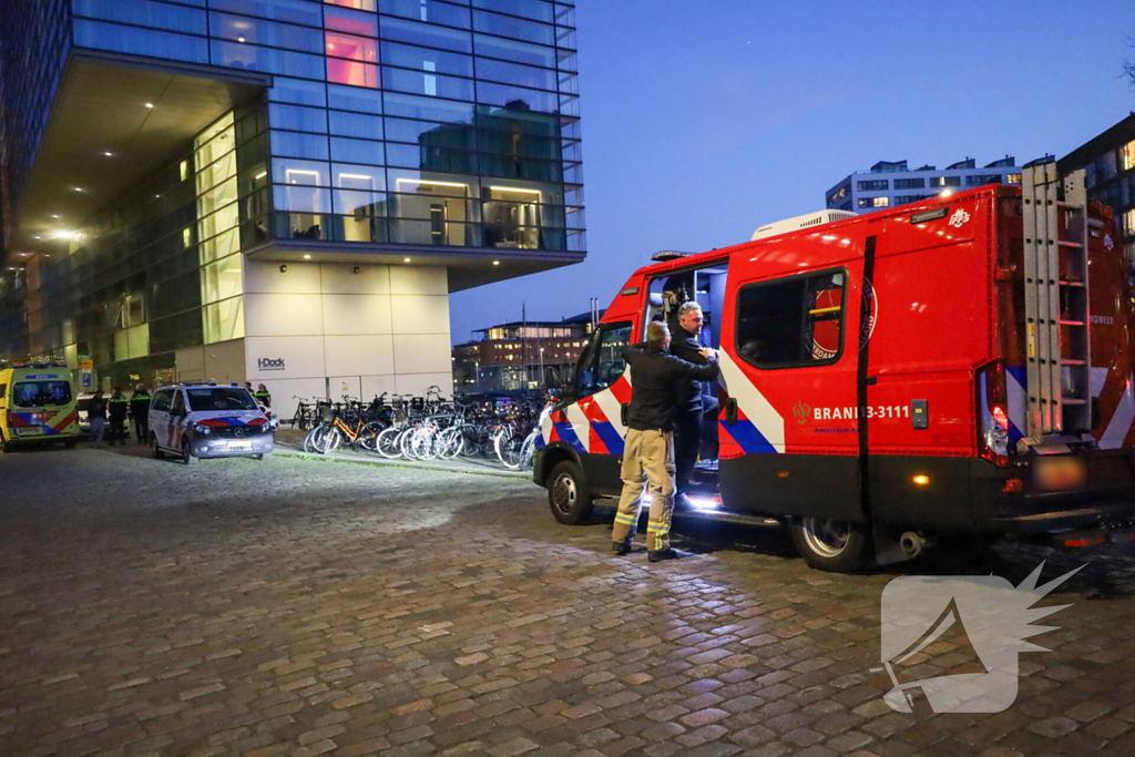 Persoon uit water gered door brandweer
