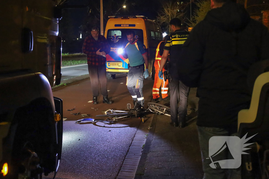 Scooterrijder vlucht na botsing met fietser
