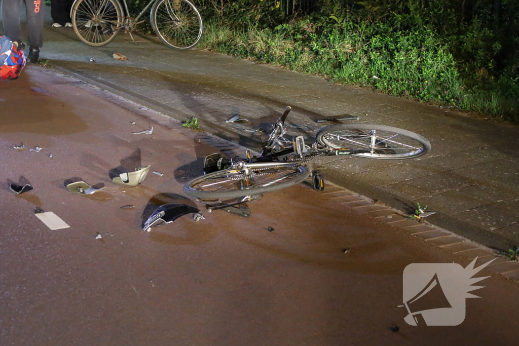 Scooterrijder vlucht na botsing met fietser