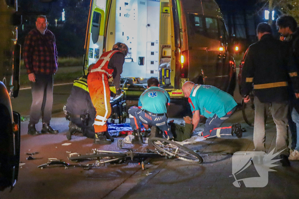 Scooterrijder vlucht na botsing met fietser