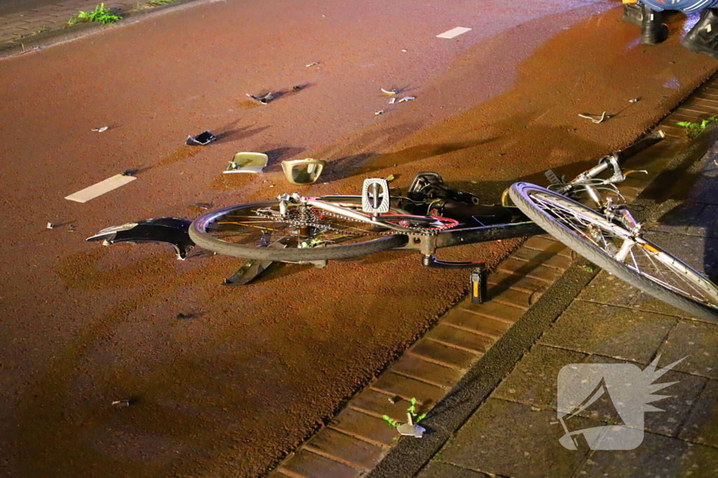 Scooterrijder vlucht na botsing met fietser