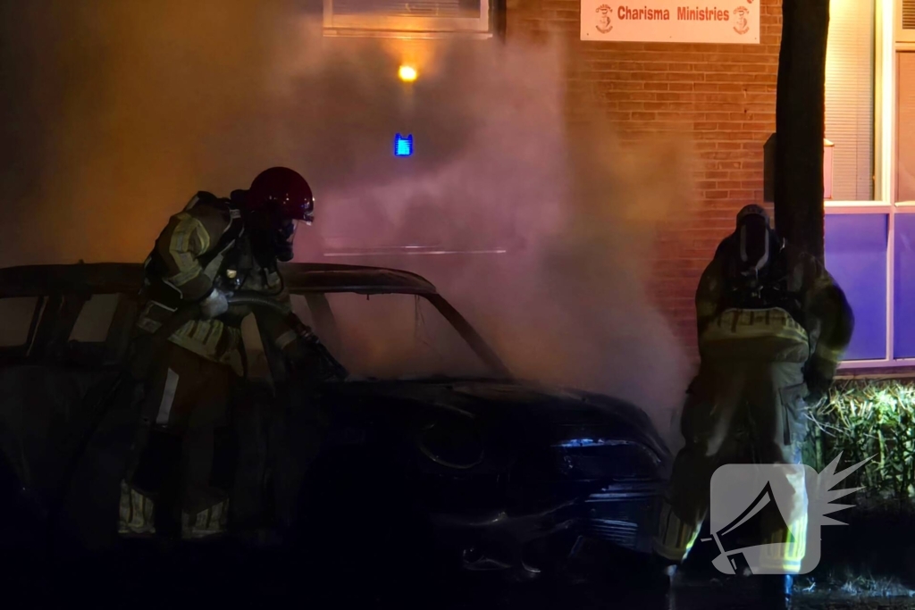 Geparkeerde auto verwoest door brand