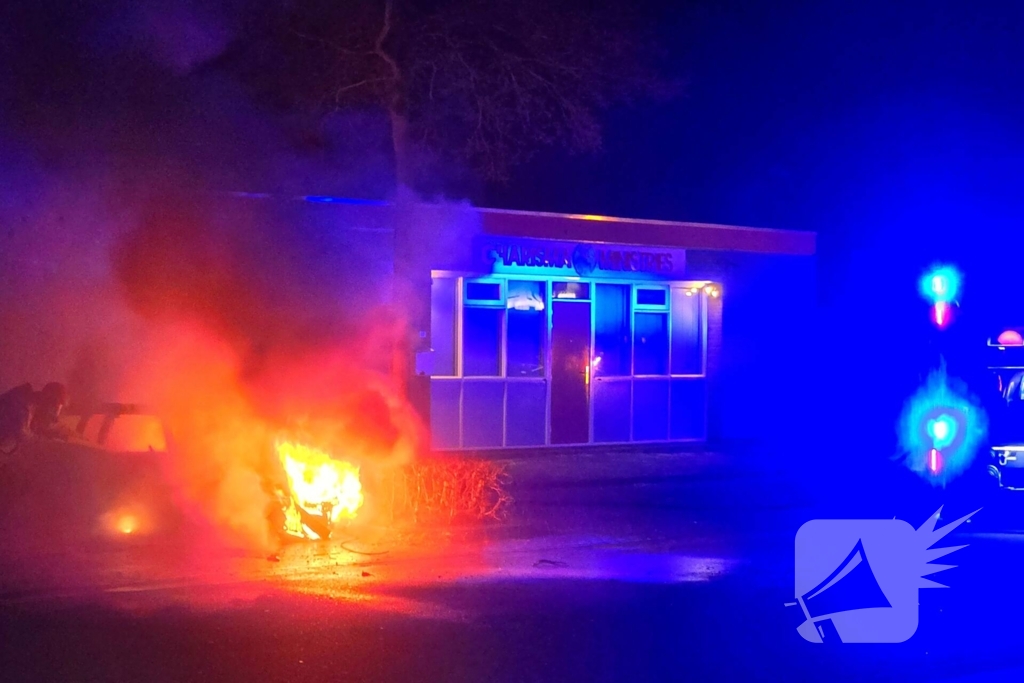 Geparkeerde auto verwoest door brand