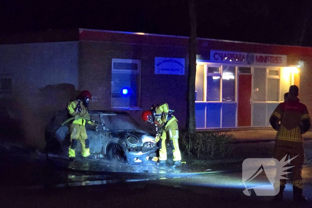 Geparkeerde auto verwoest door brand