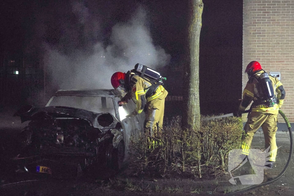 Geparkeerde auto verwoest door brand
