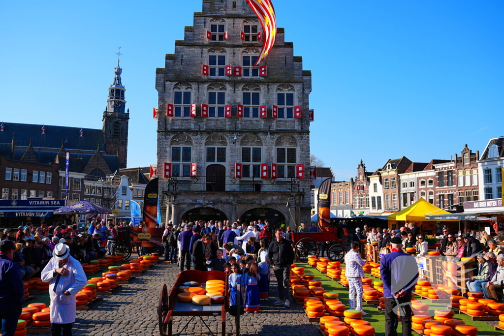 Kamerleden aanwezig bij opening kaasmarkt