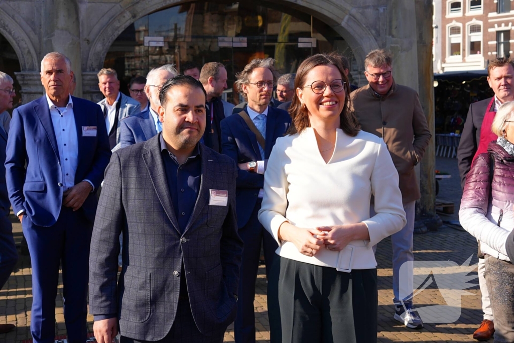 Kamerleden aanwezig bij opening kaasmarkt