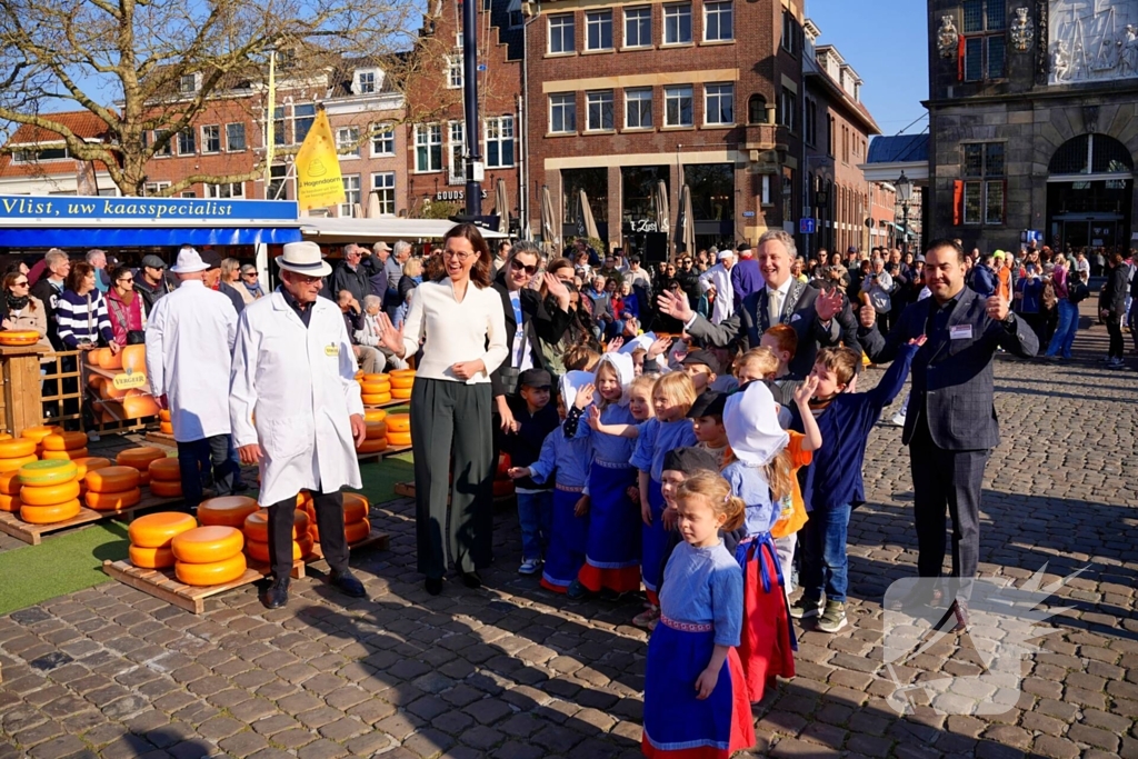 Kamerleden aanwezig bij opening kaasmarkt