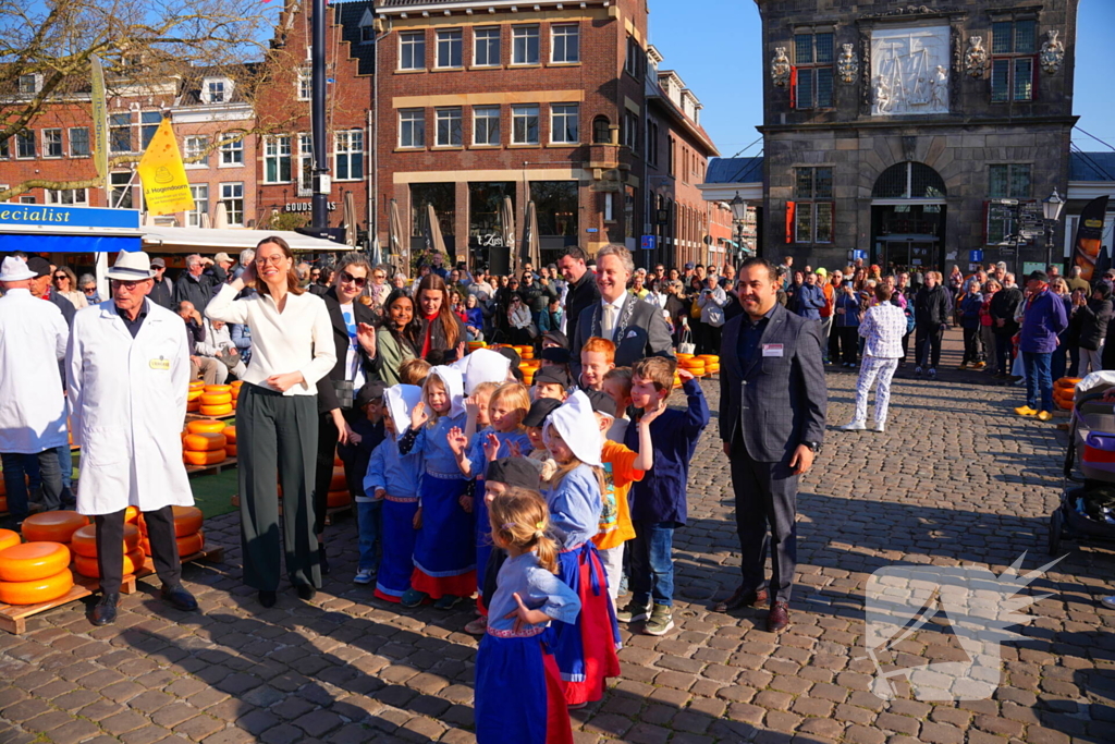 Kamerleden aanwezig bij opening kaasmarkt