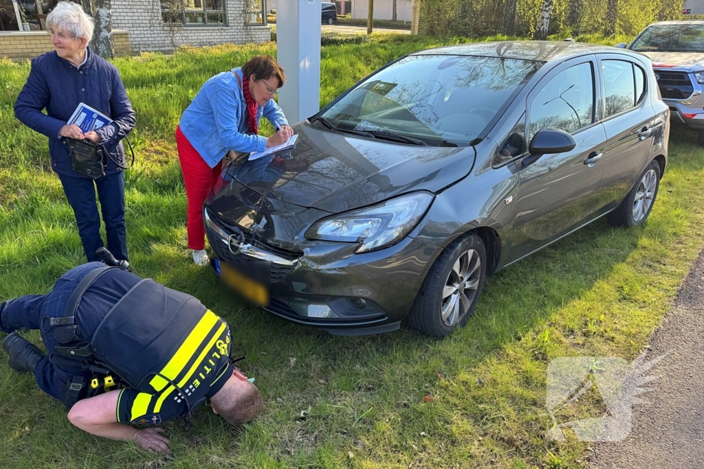 Achteruit rijdende vrachtwagenchauffeur ziet personenauto over het hoofd