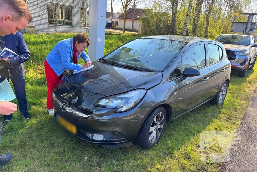 Achteruit rijdende vrachtwagenchauffeur ziet personenauto over het hoofd