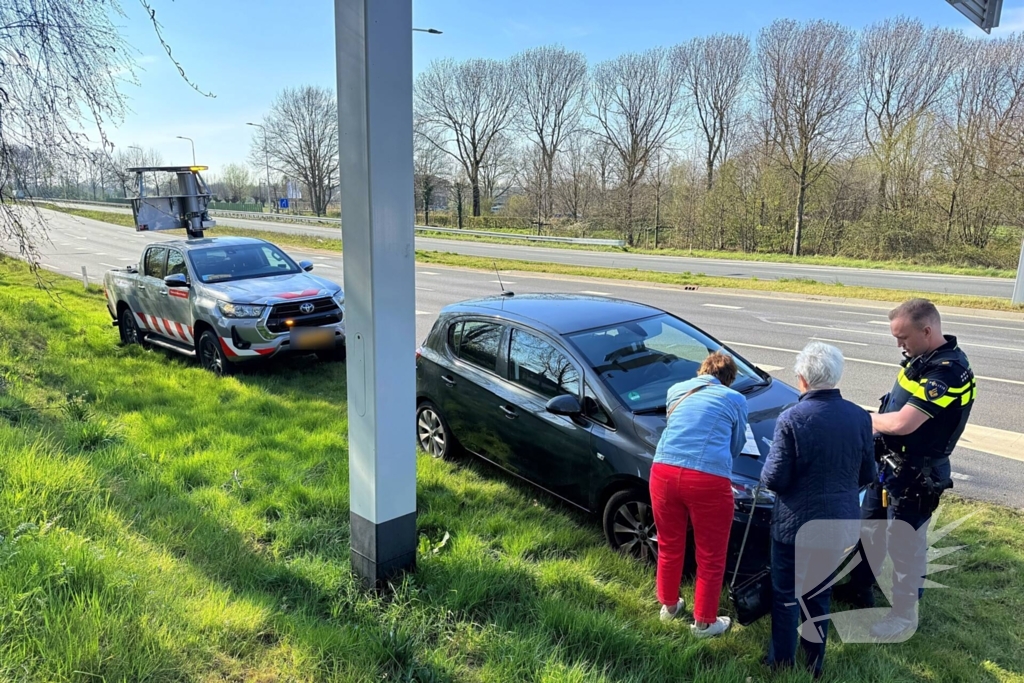 Achteruit rijdende vrachtwagenchauffeur ziet personenauto over het hoofd