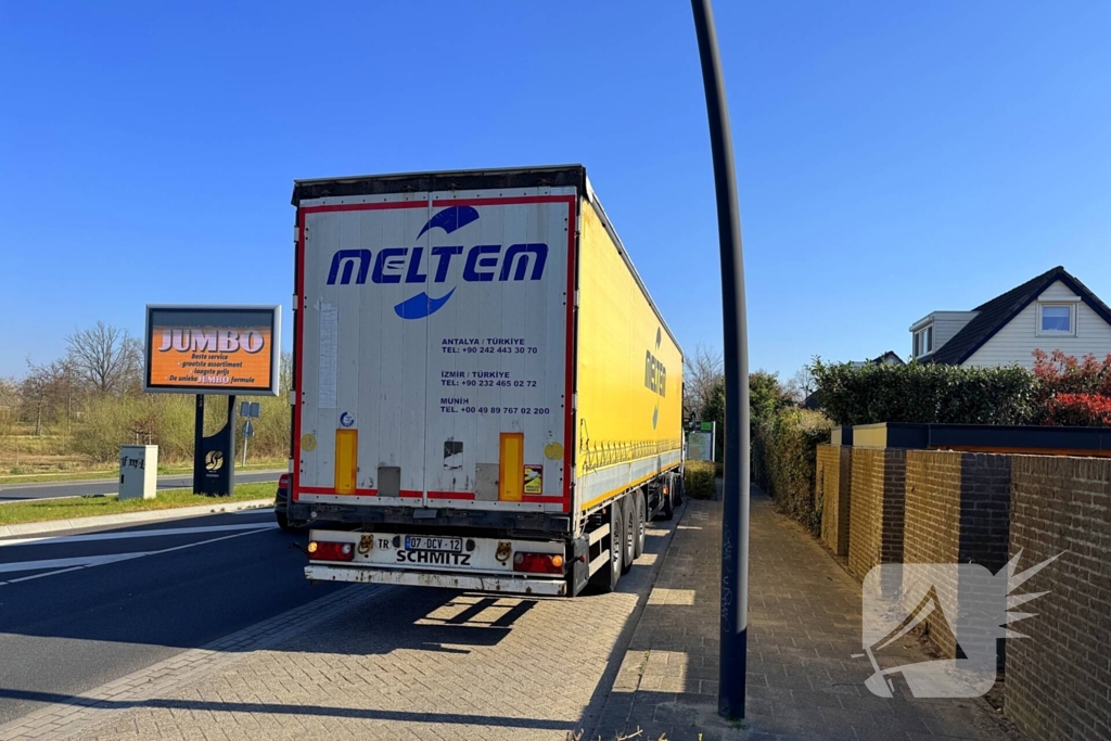 Achteruit rijdende vrachtwagenchauffeur ziet personenauto over het hoofd