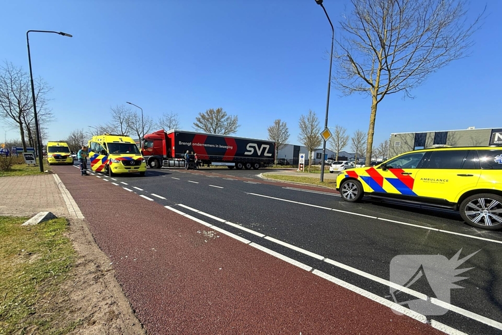 Fietser zwaargewond na ongeval met vrachtwagen